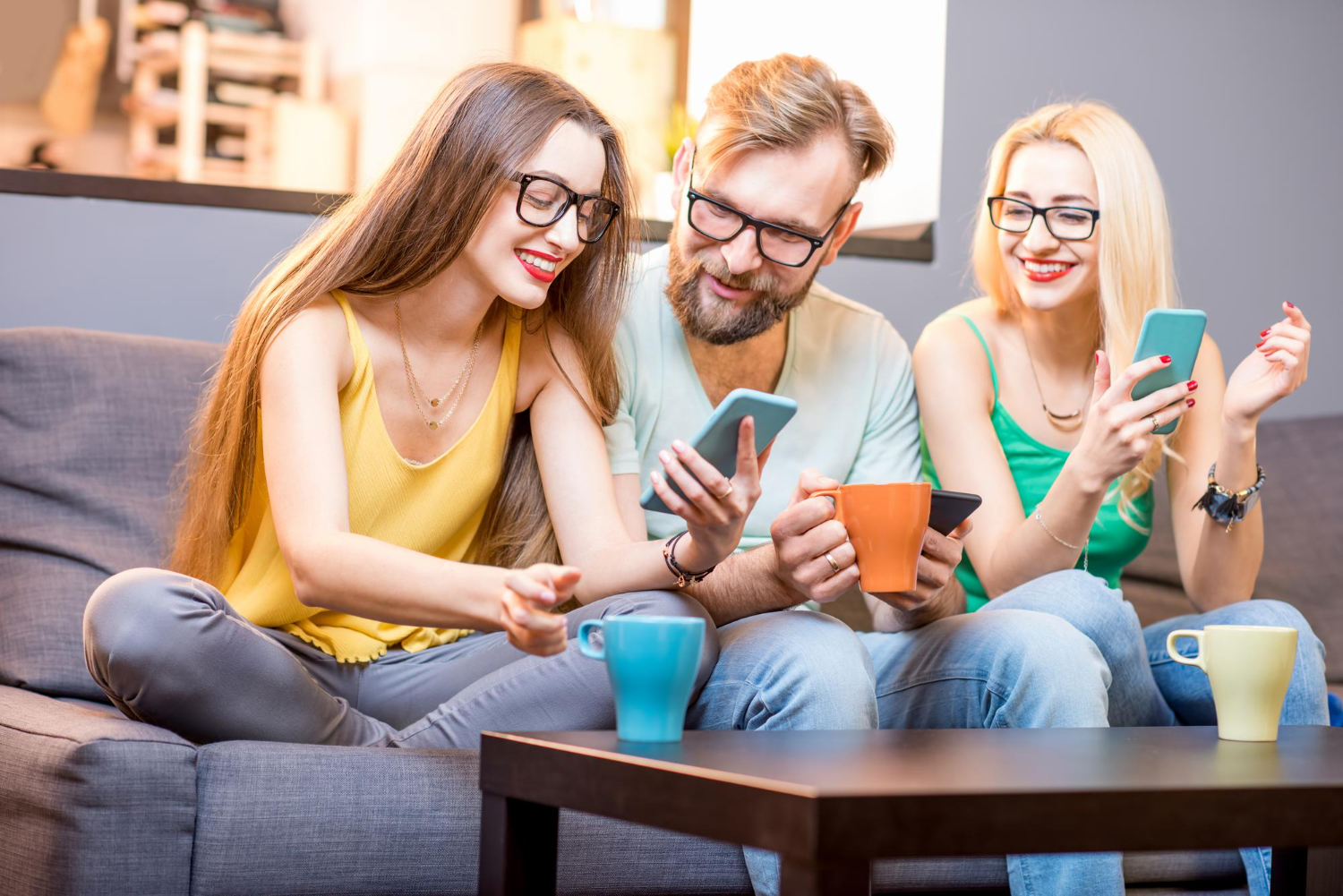un groupe de personnes sur le canapé avec des téléphones dans leurs mains