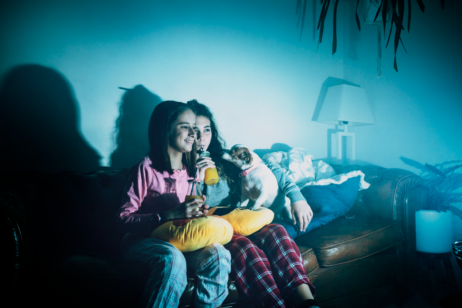 filles assises sur le canapé regardant la télévision