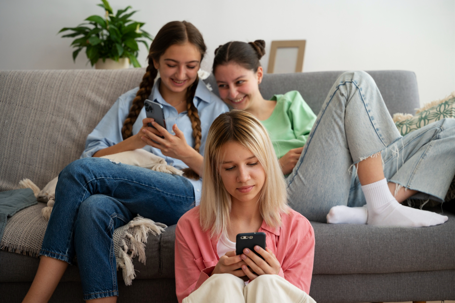 les filles utilisent des smartphones