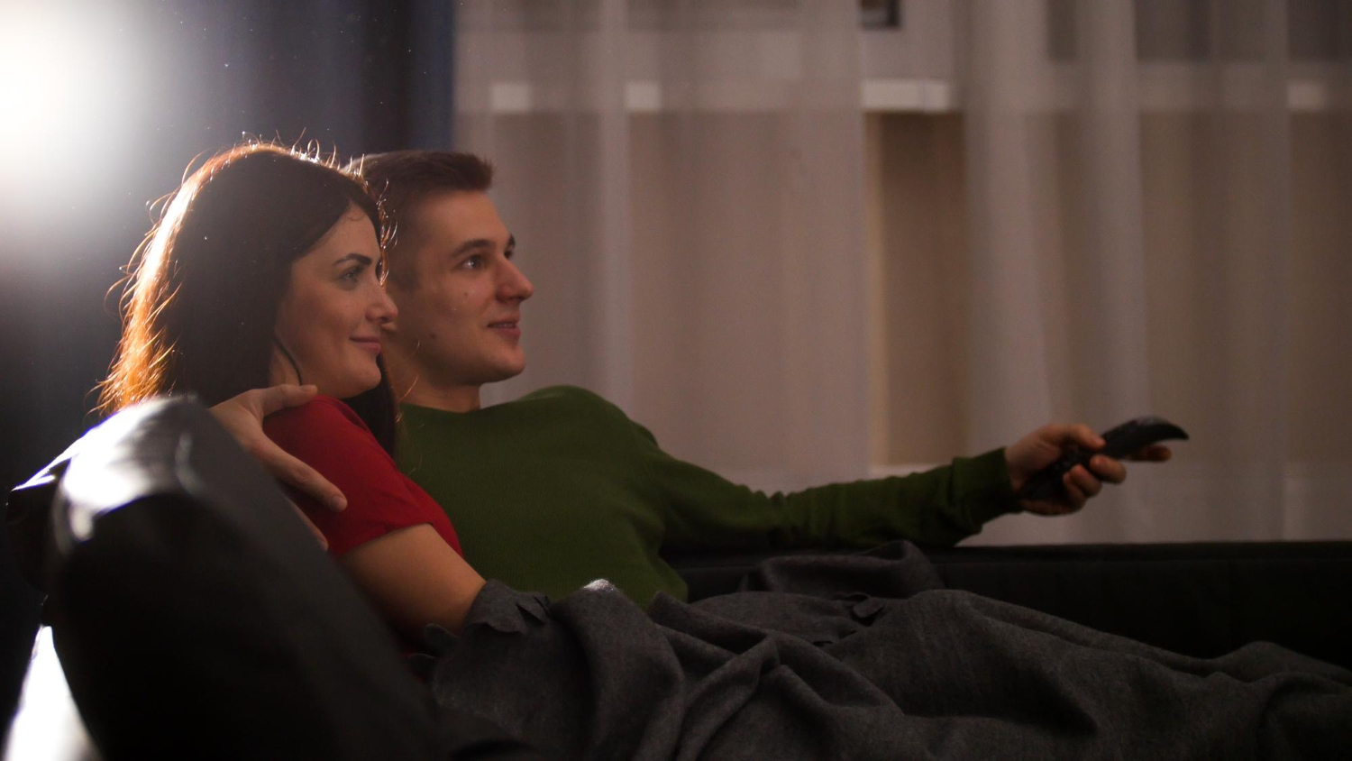 couple regardant un film